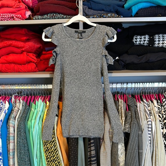 Forever 21 gray cold ruffle shoulder long sleeve sweater size M - Picture 1 of 3